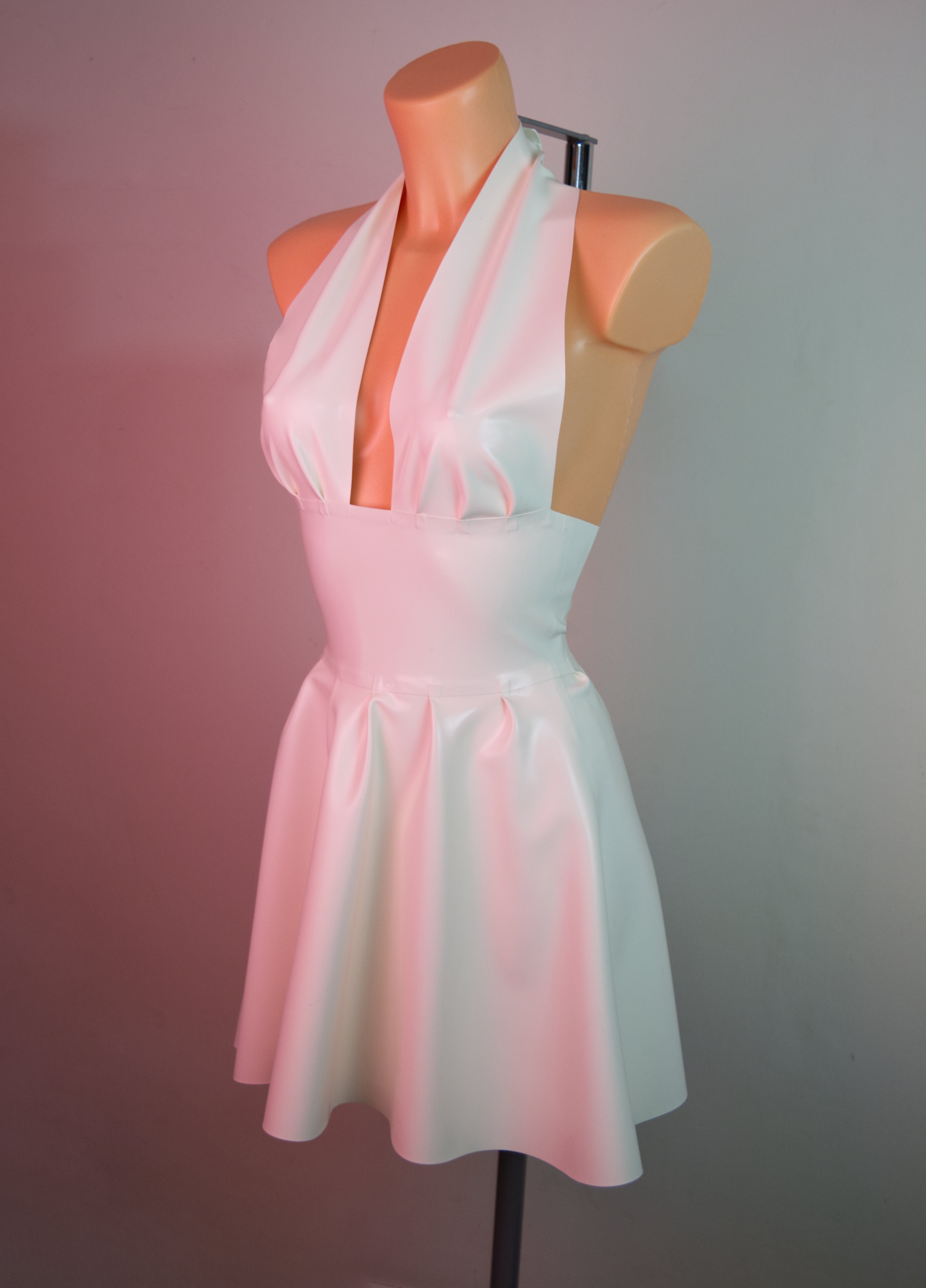 Mini Marylin dress in White.